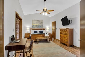 3 bedrooms, desk, iron/ironing board, travel crib