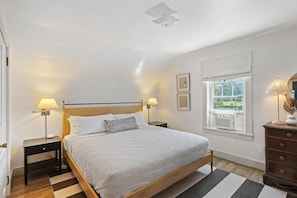 4 chambres, bureau, fer et planche à repasser, lit de bébé portatif