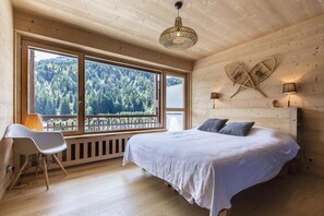 4 bedrooms, iron/ironing board, WiFi