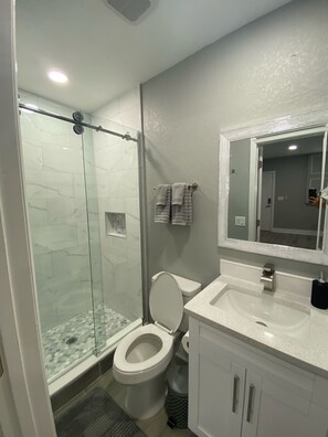 Dusche, Haartrockner, Handtücher, Seife