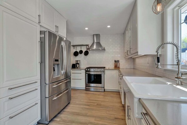 Casa, letti multipli, patio, vista giardino (Mesa Cottage) | Cucina privata | Frigorifero, microonde, forno, piano cottura