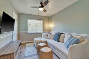 Hus, flere senger, terrasse, hageutsikt (Mesa Cottage) | Oppholdsområde | En 42-tommers Flatskjerm-TV med digitale kanaler