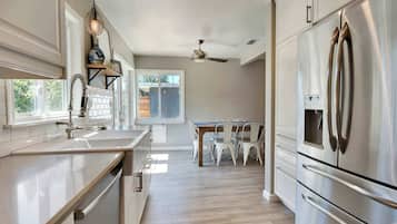 Rumah, Beberapa Tempat Tidur, patio, pemandangan kebun (Mesa Cottage) | Dapur pribadi | Lemari es, microwave, oven, dan kompor