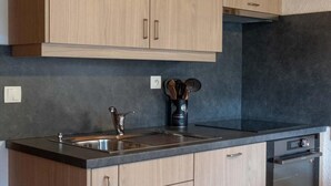 Kaffetrakter/tekoker, kjøleskap, mikrobølgeovn og ovn