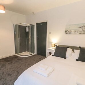 4 bedrooms, iron/ironing board, free WiFi, bed sheets