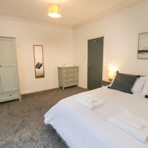 4 chambres, fer et planche à repasser, Wi-Fi gratuit, draps fournis