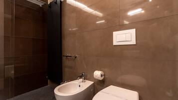 Ein modernes Badezimmer mit einer Bio-Toilette, Toilette und einem Handtuchhalter.