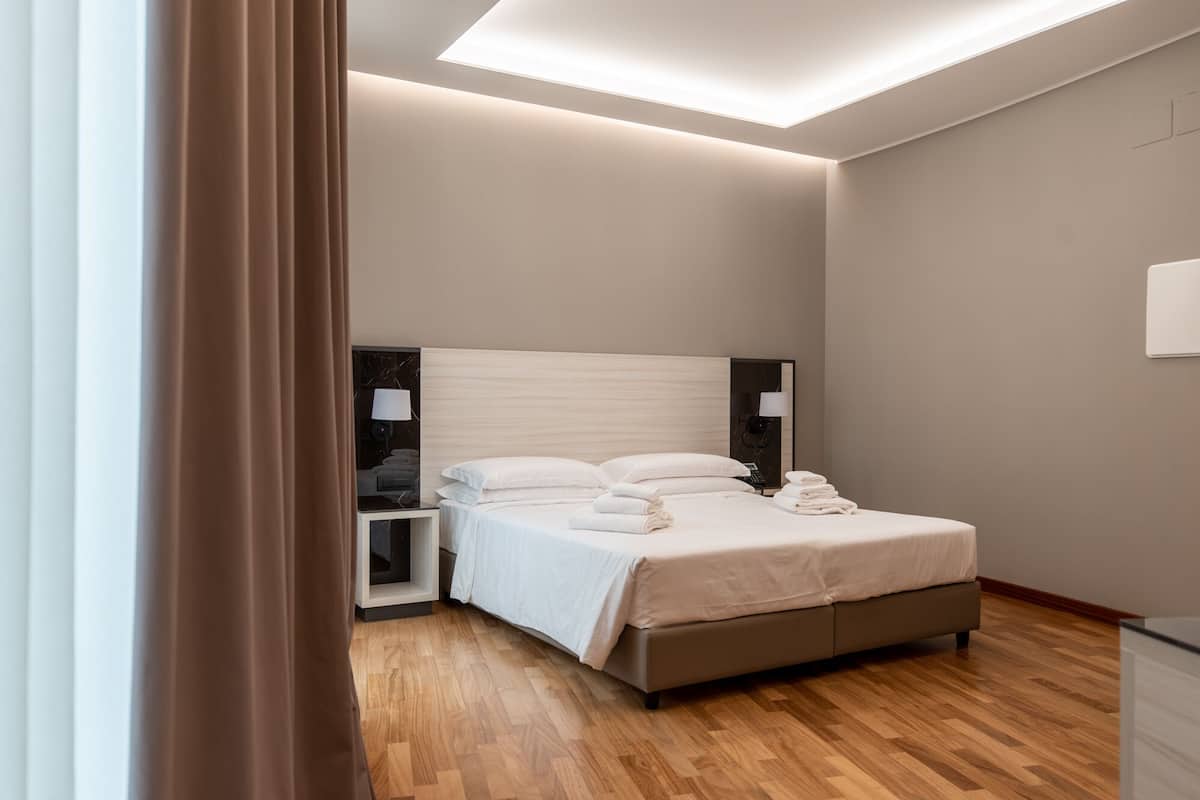 Minibar, két bảo mật tại phòng, bàn