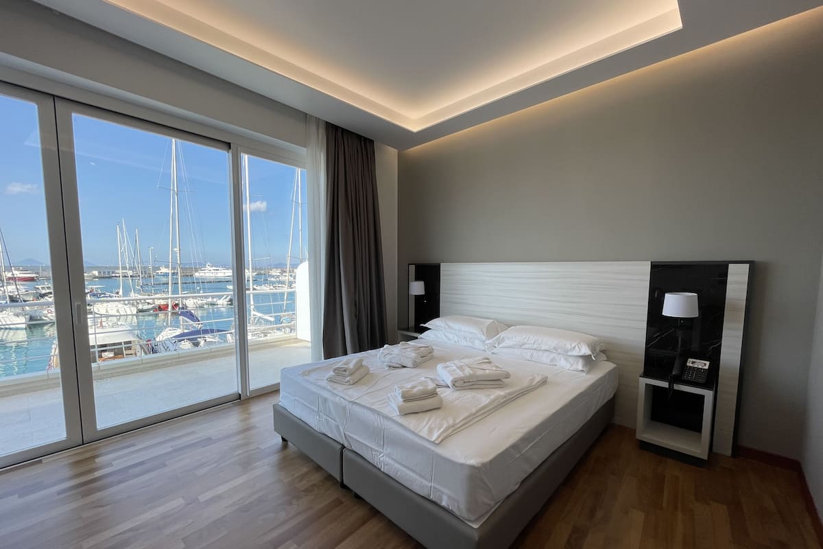 Minibar, két bảo mật tại phòng, bàn