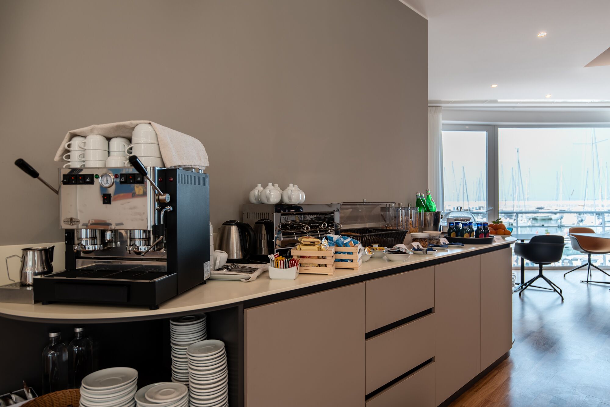 Eine moderne Küche mit Kaffeemaschine, Teeausstattung und Frühstücksangeboten.