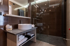 Deluxe Suite, 2 Bedrooms, Harbor View | Bathroom | Shower, rainfall showerhead, free toiletries, hair dryer - Sestante Marina Motel (Capo d'Orlando)