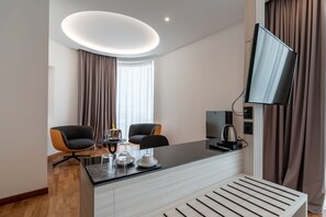 Kamar Double atau Twin Junior | Minibar, brankas, meja kerja, dan ruang kerja ramah laptop
