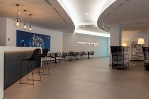 2 bars/lounges