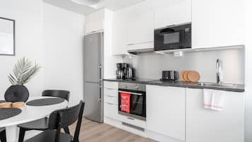 Premium Apartment | Private kitchen | Full-size fridge, microwave, oven, stovetop
