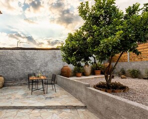 Outdoor dining - Valira Cozy Maisonette - Relaxing Vibes Getaway (Valira)
