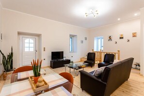 TV - Valira Cozy Maisonette - Relaxing Vibes Getaway (Valira)