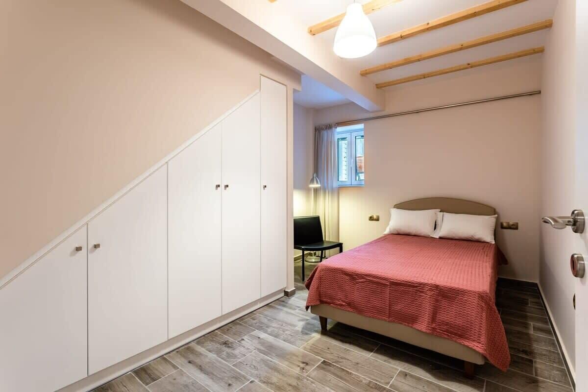 3 bedrooms, desk, iron/ironing board, WiFi