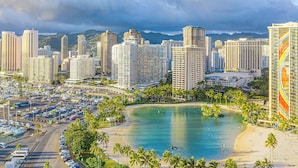 Un paysage urbain côtier avec de hauts immeubles, une marina et une plage.