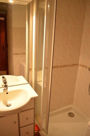 Shower - Floor -1, balcony, tv, ski locker, 25m², Châtel (Châtel)