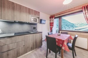 Kylskåp, mikrovågsugn, ugn och diskmaskin