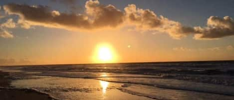 Vlak bij het strand, ligstoelen aan het strand