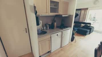 Fridge, microwave, stovetop, dishwasher