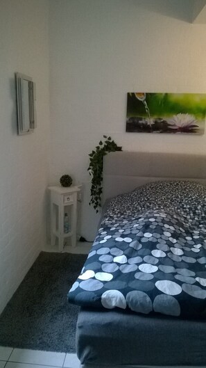 2 bedrooms, travel cot, free WiFi, bed sheets