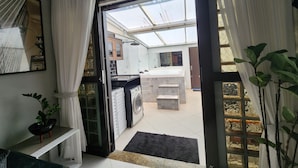 Eine moderne Küche mit Einbauofen und einem großen Fenster.