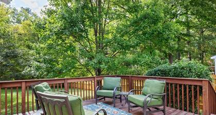 Fenced Yard * Pet Friendly * Walk to Downtown