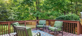 Fenced Yard * Pet Friendly * Walk to Downtown