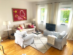 TV, books - A beautiful vacation home with garden, terrace and parking, (1 to 6 pers.) (Kastellaun)