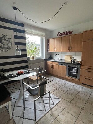 Réfrigérateur, four à micro-ondes, un four, surface de cuisson