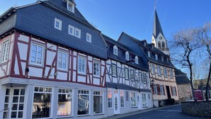 Um edifício tradicional de enxaimel com uma loja no andar térreo.