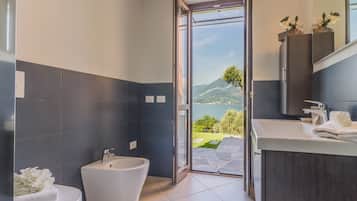 Doccia, asciugacapelli, bidet, asciugamani