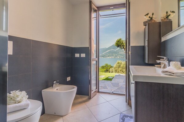Douche, sèche-cheveux, bidet, serviettes fournies