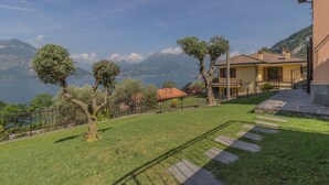 A residential property with a view of a lake and mountains. - Varenna La Bomboniera (Varenna)