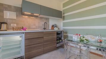 KĂŒhlschrank, Mikrowelle, GeschirrspĂŒler