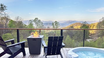 Luxe Glass Cabin + Hot Tub + Mountain View | Terrace/patio