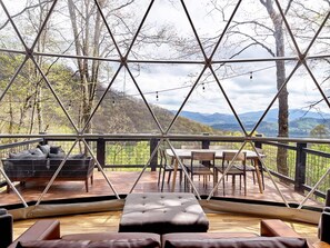 Deluxe-Ferienhütte, 2 Schlafzimmer, Bergblick | Wohnbereich