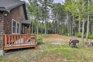 Terrace/patio - Hidden Gem Cottage' Near Blue Hill Peninsula (Brooklin)