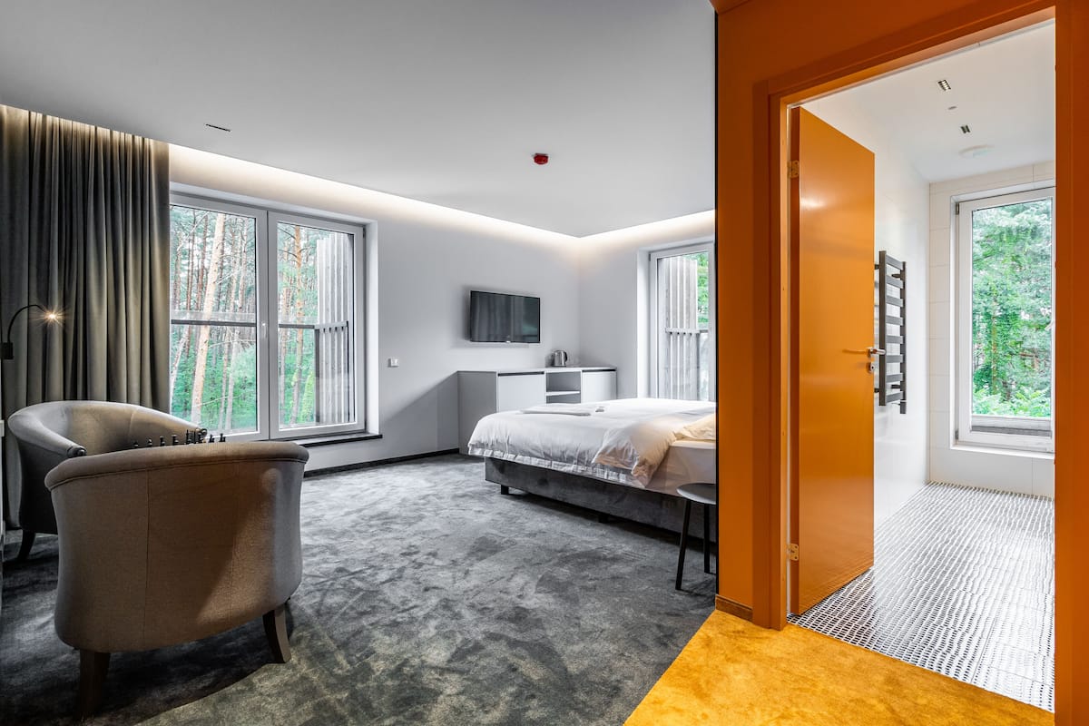 Decoración personalizada, cuna de viaje, wifi gratis y ropa de cama