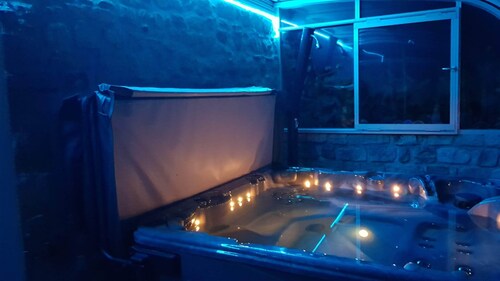 Gîte clos et spacieux, chambres climatisées, SPA, Garage fermé, Plages 5km maxi