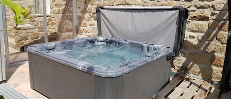 Bañera de hidromasaje al aire libre