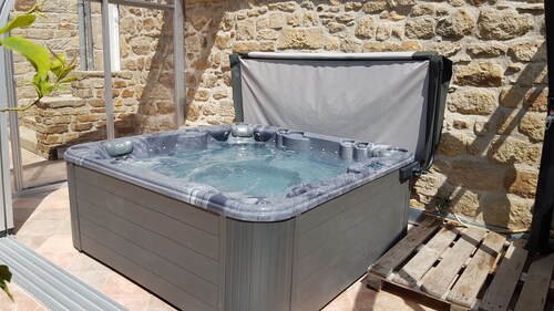 Gîte clos et spacieux, chambres climatisées, SPA, Garage fermé, Plages 5km maxi