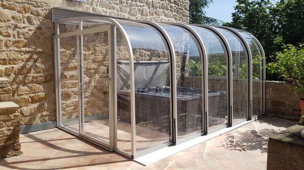 Terrace/patio - Enclosed and spacious gîte, air-conditioned rooms, SPA, Closed garage, Beaches 5km max. (LES ASSIONS)