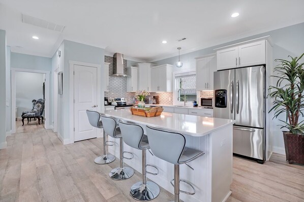 Frigorifero, microonde, forno, piano cottura