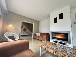 TV, fireplace