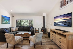 Huis, Meerdere bedden, terras, uitzicht op bergen (Incline Bliss) | Woonruimte | Een 42-inch flatscreentelevisie met digitale zenders en een open haard