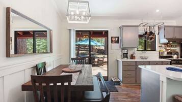 Huis, Meerdere bedden, terras, uitzicht op bergen (Incline Bliss) | Dineren