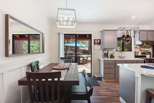 Casa, várias camas, varanda, vista para a montanha (Incline Bliss) | Opções para refeição